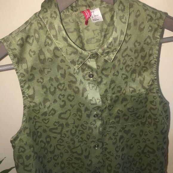 H&M Sleeveless Heart Print Button Down Shirt - Picture 11 of 13